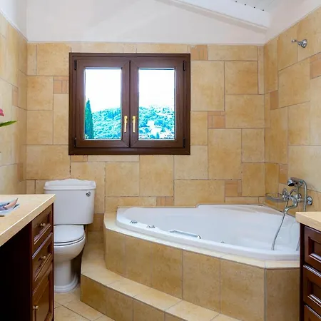 Villa Solaris Methea- Luxury By The Castle